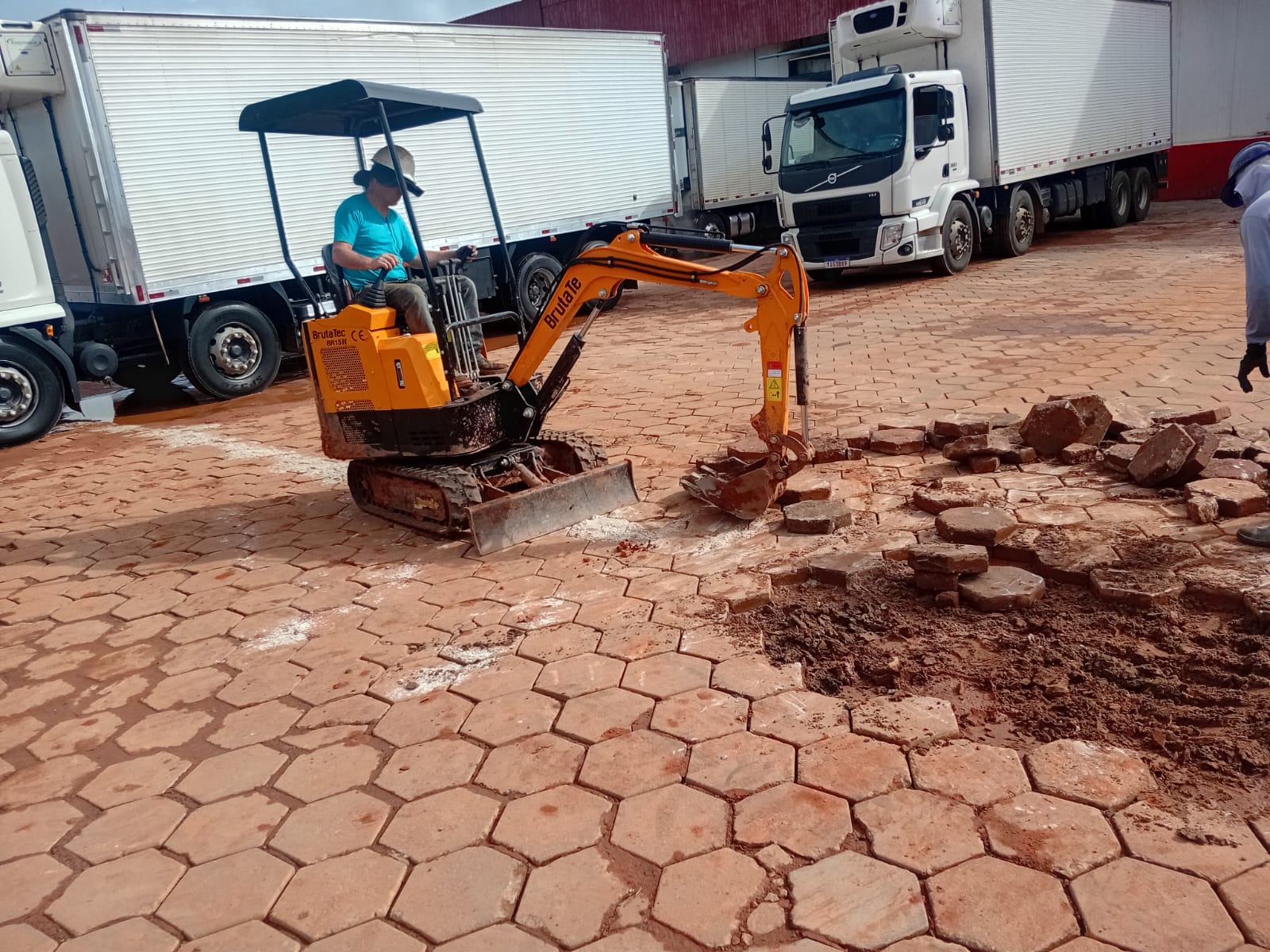 Retirada de calçamento e bloquete com mini escavadeira