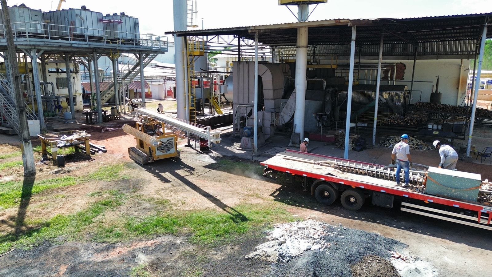 Equipamento de estaca hélice contínua no canteiro de obra