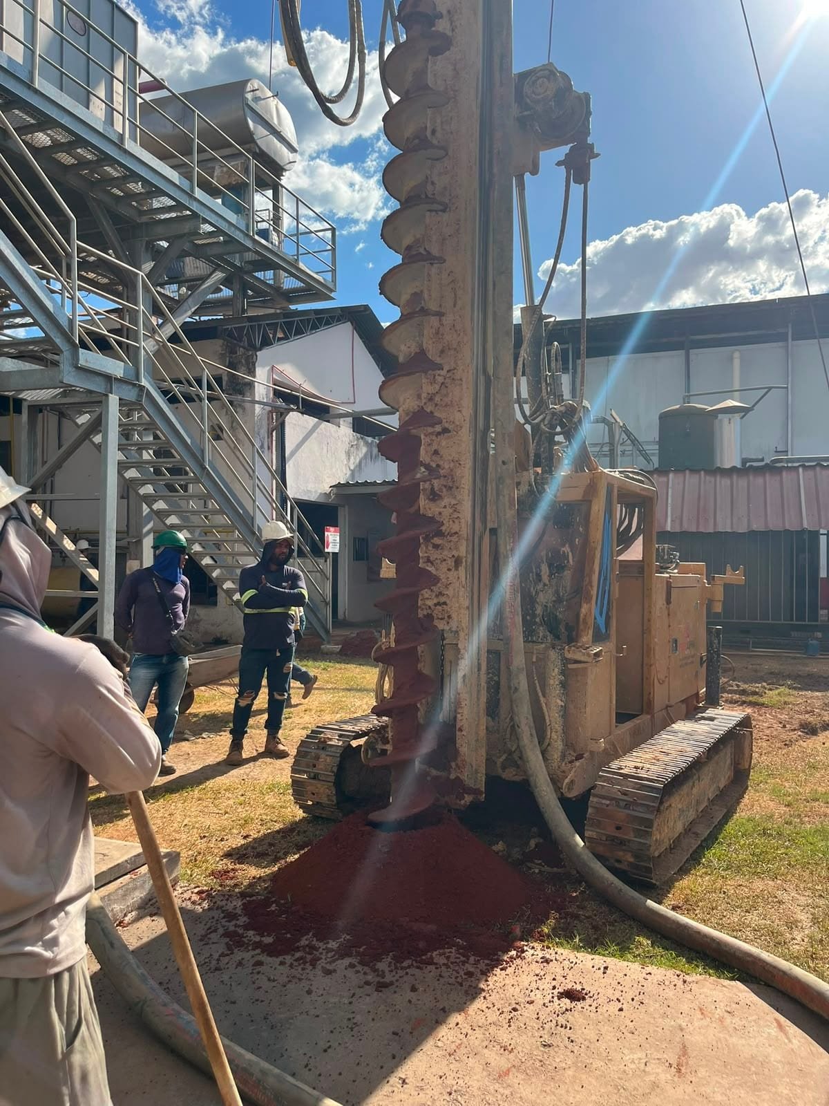 Equipe acompanhando a perfuração da estaca hélice contínua