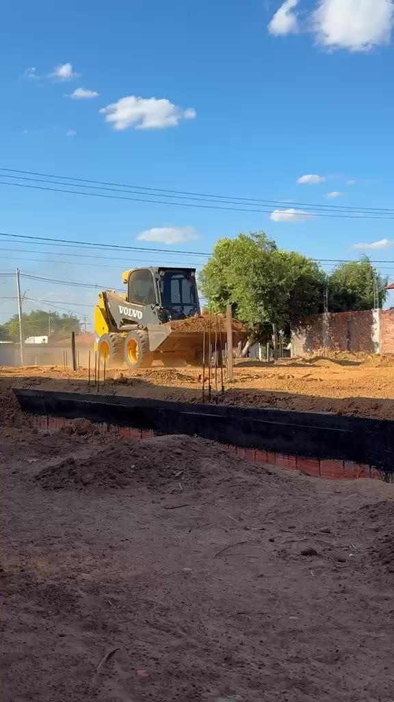Minicarregadeira Volvo MC70C para aluguel em Araguaína