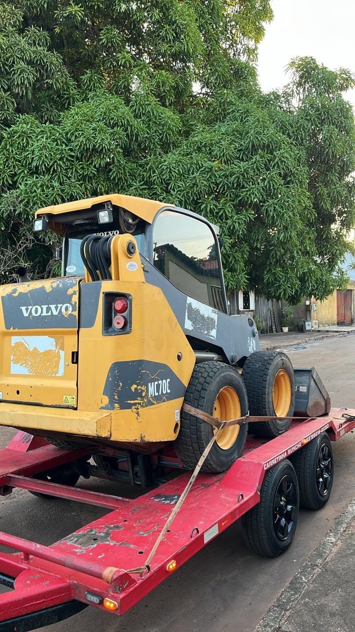 Minicarregadeira Volvo MC70C sobre prancha de transporte