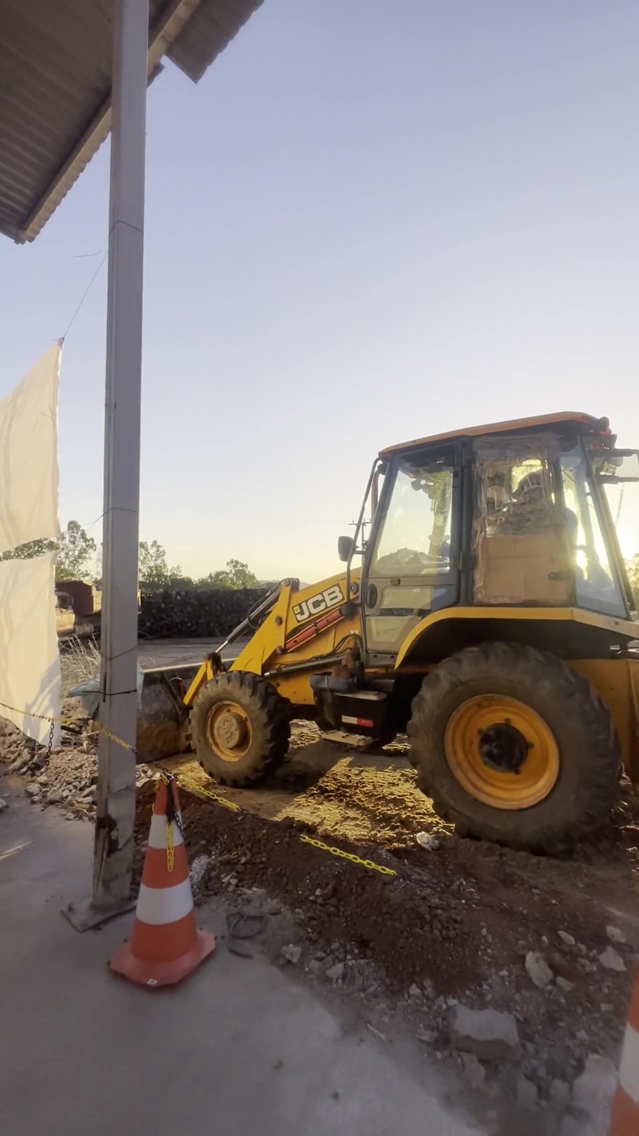Retroescavadeira JCB no canteiro de obra