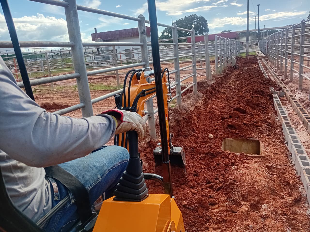 Abertura de vala rente à cerca, vista do operador