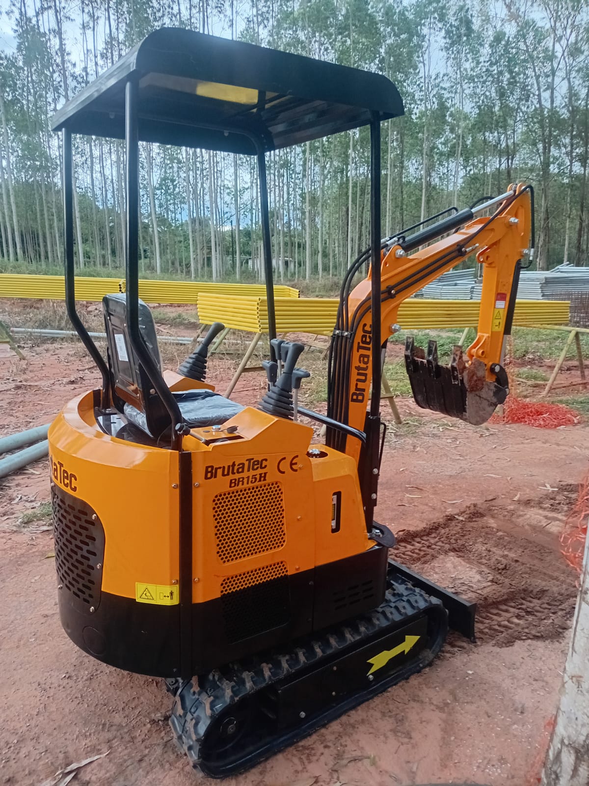 Mini escavadeira BrutaTec BR15H — modelo e ficha técnica