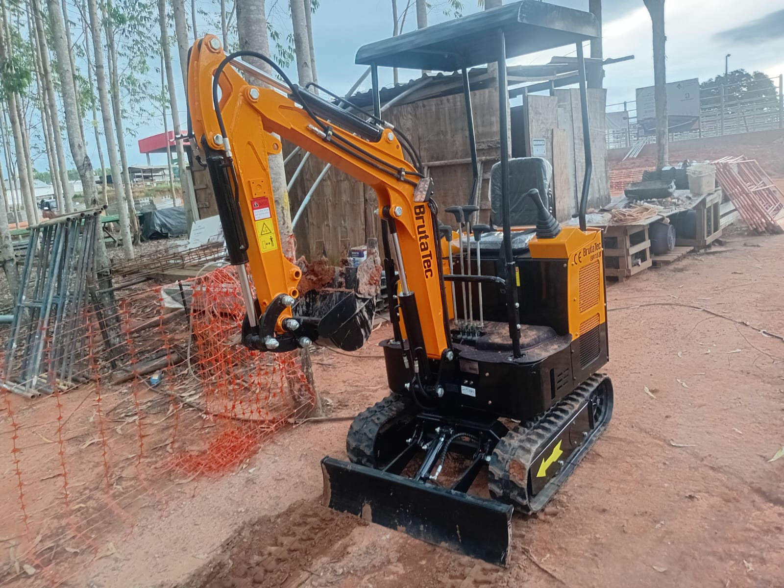 Mini escavadeira BrutaTec BR15H da SoloTech em obra em Araguaína