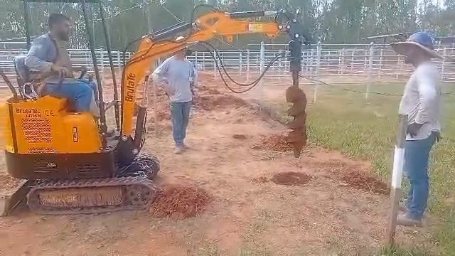 Perfuratriz abrindo furo no solo com a mini escavadeira