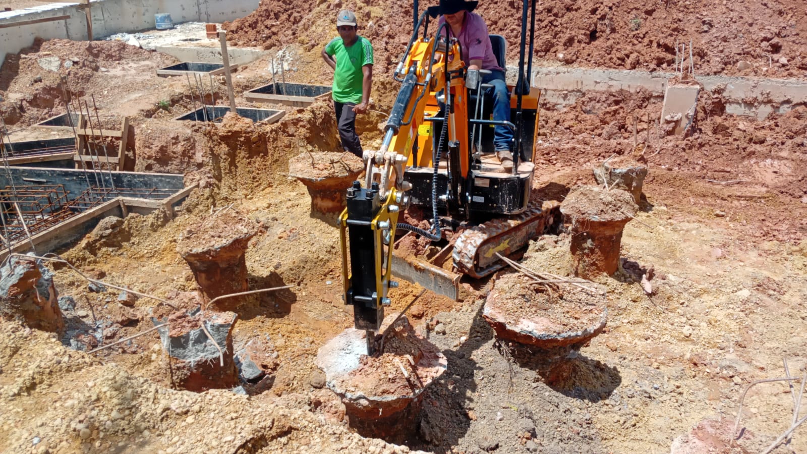 Demolição de concreto com rompedor hidráulico